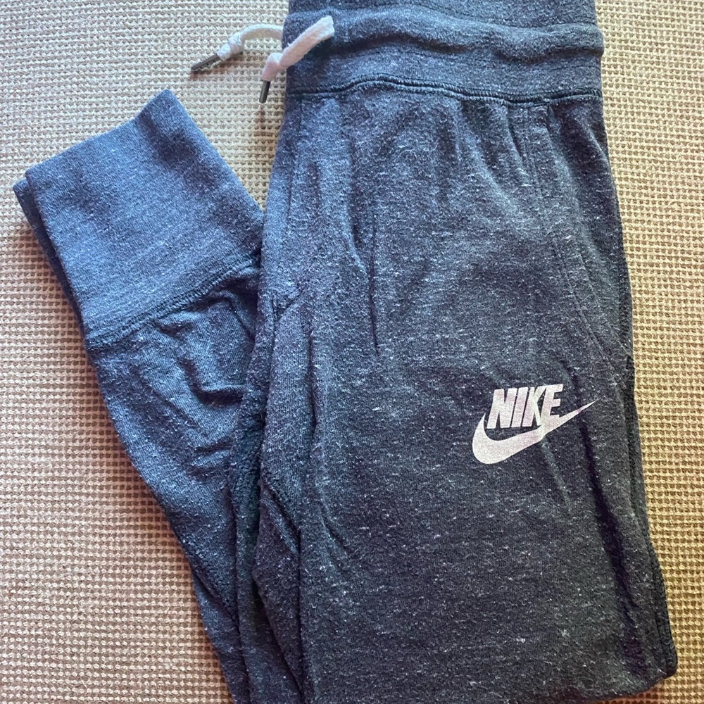 Nike crop sweatpants, size xs